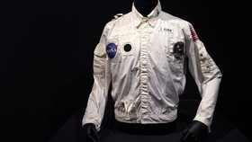 img-title FOTO: Jaket Buzz Aldrin di Misi Apollo 11 Laku Rp41,6 Miliar