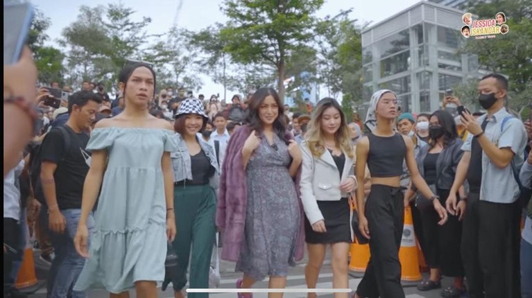 Jessica Iskandar Catwalk di Citayam Fashion Week Jessica Iskandar Catwalk di Citayam Fashion Week