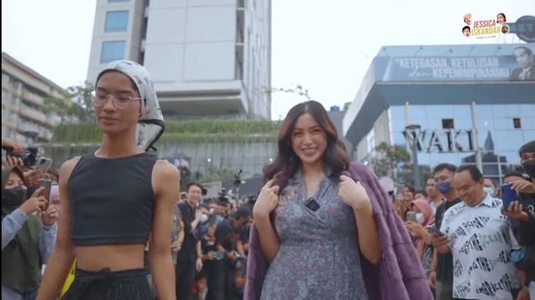Jessica Iskandar Catwalk di Citayam Fashion Week Jessica Iskandar Catwalk di Citayam Fashion Week
