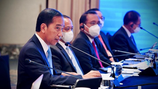 Presiden Joko Widodo (Jokowi) mengungkapkan saat ini banyak negara berlomba-lomba mendapatkan investasi di tengah ketidakpastian ekonomi.