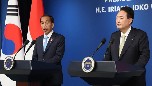 Eks PM Malaysia Najib Razak menilai tur Jokowi ke 3 negara Asia Timur pekan ini bentuk diplomasi teladan yang patut dicontoh Negeri Jiran guna memajukan negara.