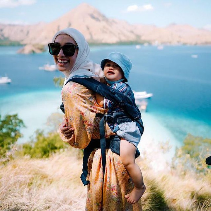 <p>"Daebaaaak pinggang aman neeng," tulis seorang netizen. Hal yang sama juga diungkapkan netizen lainnya, "kuat pisannn wkwkwkw." Demikian beberapa komentar netizen di postingan Mega Iskanti. (Foto: Instagram @megaiskanti)</p>