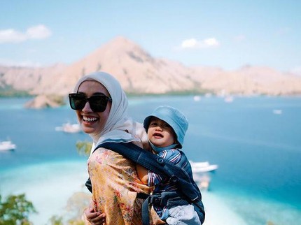 7 Potret Selebgram Mega Iskanti Gendong Anak 1 Tahun Trekking di Pulau Kelor