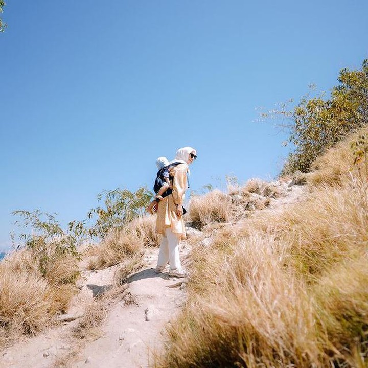 <p>Putranya yang bernama Kaelan Muhammad Alsaki itu diajak trekking di Pulau Kelor, NTT. (Foto: Instagram @megaiskanti)</p>