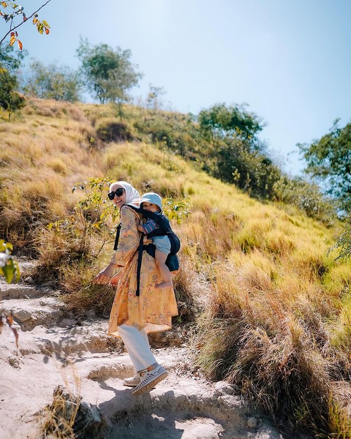 Mega Iskanti ajak anak trekking di Pulau Kelor