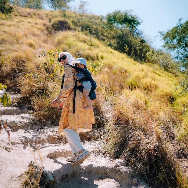 <p>Bagi yang mengikuti Mega Iskanti di Instagram, selebgram ini juga dikenal memiliki hobi traveling. Belum lama ini, ia mengajak putranya ke NTT, Bunda. (Foto: Instagram @megaiskanti)</p>