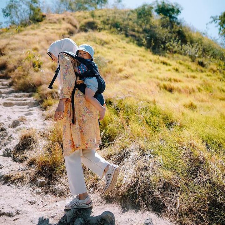 <p>Yang bikin salut, Mega Iskanti menggendong Kael di belakang ketika trekking. Belum lagi, tanjakannya cukup terjal, Bunda. Ia terlihat menggunakan gendongan SSC. (Foto: Instagram @megaiskanti)</p>