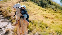 <p>Yang bikin salut, Mega Iskanti menggendong Kael di belakang ketika trekking. Belum lagi, tanjakannya cukup terjal, Bunda. Ia terlihat menggunakan gendongan SSC. (Foto: Instagram @megaiskanti)</p>