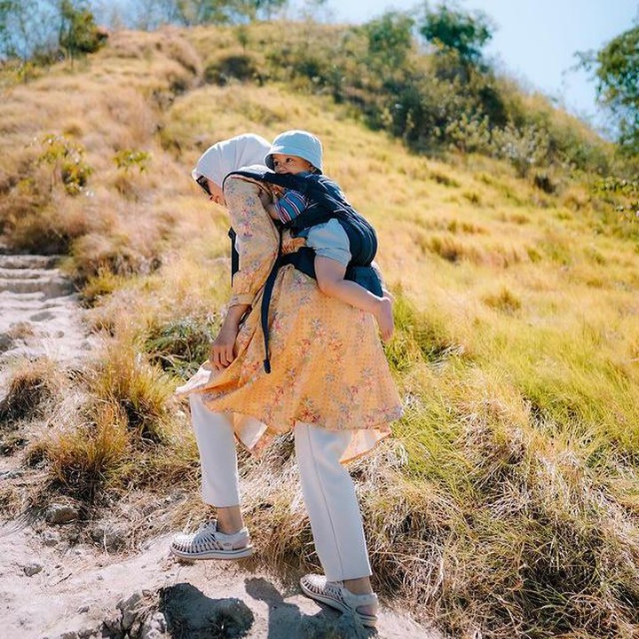 <p>Selebgram 27 tahun ini lantas menuai pujian dari netizen. Mega Iskanti disebut sebagai Bunda yang strong. (Foto: Instagram @megaiskanti)</p>