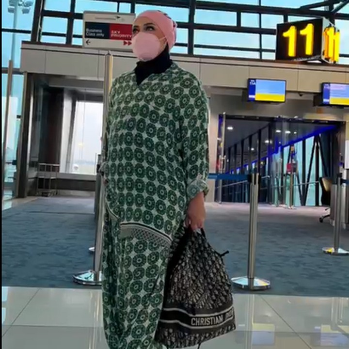 <p>Melly Goeslaw membagikan penampilan terbarunya usai menjalani operasi bariatrik beberapa waktu lalu, Bunda. Ia berhasil menurunkan 6 kilogram berat badan. (Foto: Instagram @melly_goeslaw)</p>