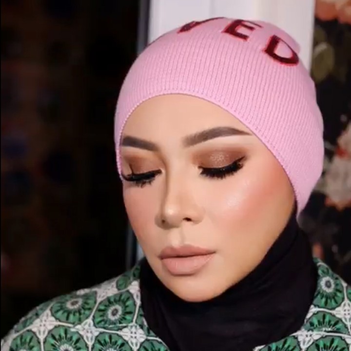 <p>Tak hanya menampilkan tubuhnya yang kini lebih langsing, wajah Melly Goeslaw juga membuatnya tampil manglingi. (Foto: Instagram @melly_goeslaw)</p>