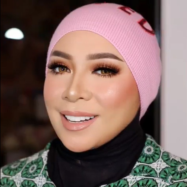 <p>Artis berusia 48 tahun ini tampak memamerkan senyum bahagia usai menjalani operasi. Bariatrik merupakan salah satu solusi bagi mereka yang mengalami obesitas. Prosedur ini dilakukan dengan tindakan bedah atau operasi, Bunda. (Foto: Instagram @melly_goeslaw)</p>
