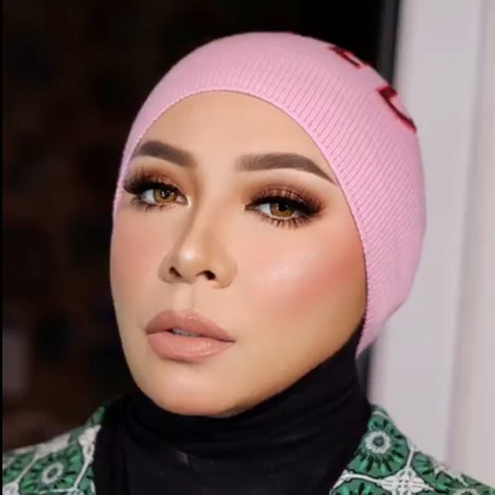 <p>Melly mengatakan, keputusan ini diambil karena tubuhnya tak kunjung menunjukkan perubahan dan masih berada di kategori obesitas. Nafsu makannya tak kunjung turun, Bunda. (Foto: Instagram @melly_goeslaw)</p>