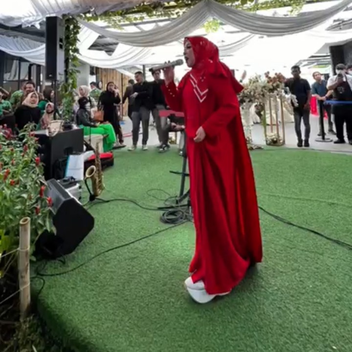<p>Istri Anto Hoed itu juga sudah terlihat menghadiri berbagai acara. Penampilan Melly Goeslaw kali ini memang bikin pangling, ya? Bagaimana menurut Bunda? (Foto: Instagram @melly_goeslaw)</p>