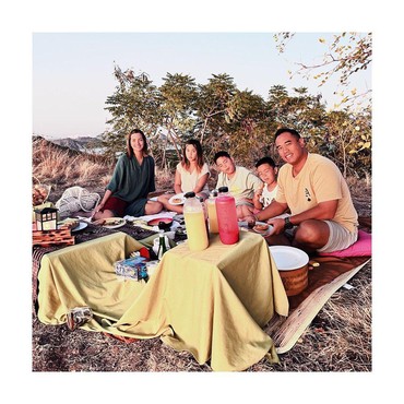 9 Foto Liburan Mewah Keluarga Nia Ramadhani di Labuan Bajo, Piknik hingga Diving