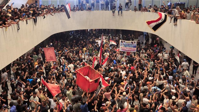 Pendukung ulama Irak, Moqtada Sadr, menduduki parlemen, Minggu (31/7), membuat negara kian kacau di tengah kekosongan kursi PM sejak pemilu 10 bulan lalu.