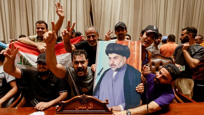 Ratusan pendukung ulama Moqtada Sadr menyerbu istana milik negara di Baghdad sebagai bentuk protes terhadap pemerintah usai idolanya mundur dari politik.