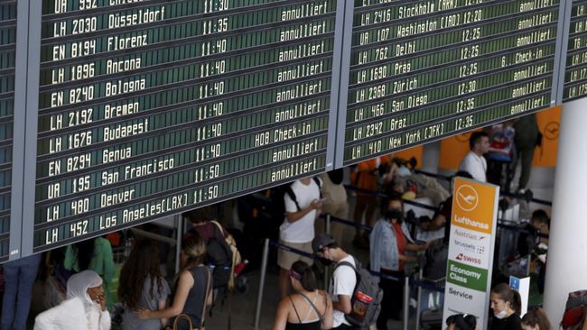 Tanpa boarding pass atau dokumen perjalanan, penumpang yang diyakini warga Norwegia itu, berhasil menghindari setiap pemeriksaan penumpang di bandara.