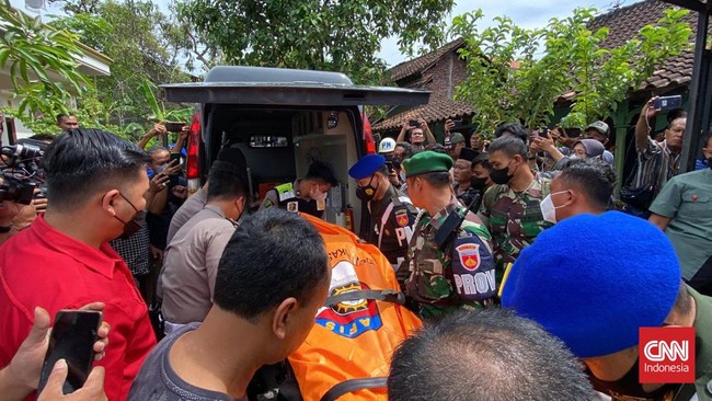Saat pulang ke rumah orang tua, Kopda Muslimin sempat dinasihati untuk menyerahkan diri ke polisi.