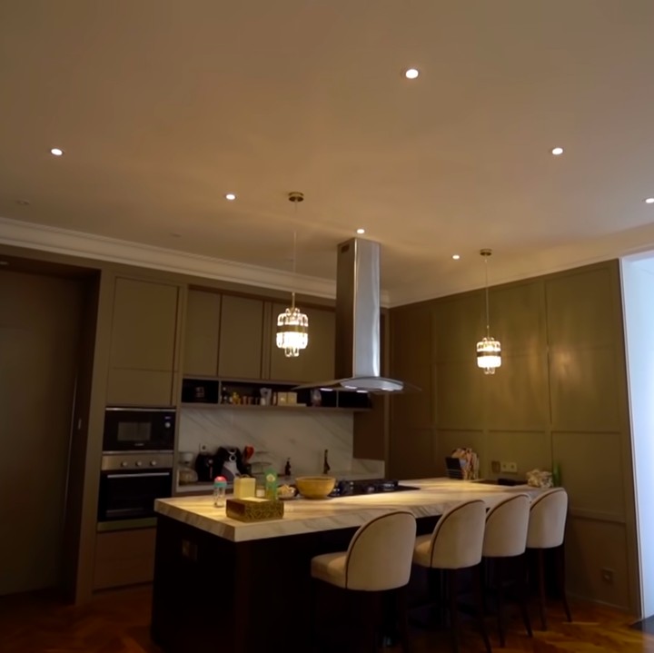 <p>Dapur bersih Shireen sendiri tidak banyak diubah oleh Irwansyah. Ia hanya mengganti dinding kaca dengan dinding marmer. (Foto: YouTube The Sungkars)</p>
