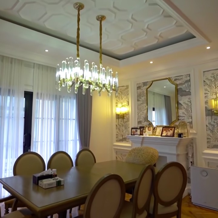 <p>Ruang makan Shireen dan Wisnu juga sangat luas. Ruangan ini menggunakan lampu gantung yang memberikan kesan mewah namun tetap <em>simple</em>. (Foto: YouTube The Sungkars)</p>