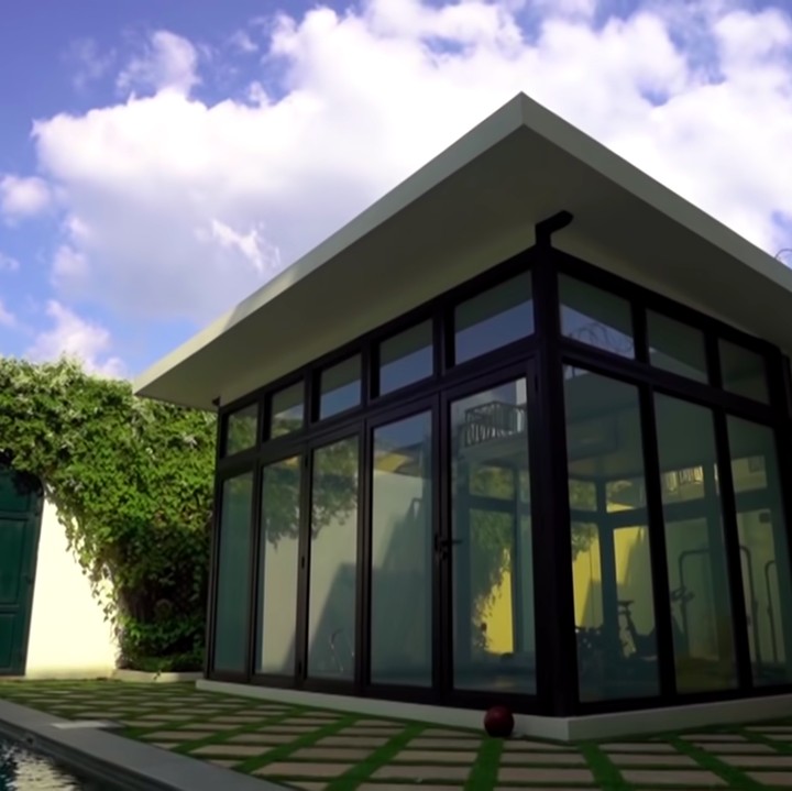 <p>Di samping kolam renang, Shireen dan Wisnu juga menambahkan sebuah ruangan gym, nih. Ruangan ini dilengkapi dengan kaca modern sehingga mode-nya bisa diubah-ubah. (Foto: YouTube The Sungkars)</p>