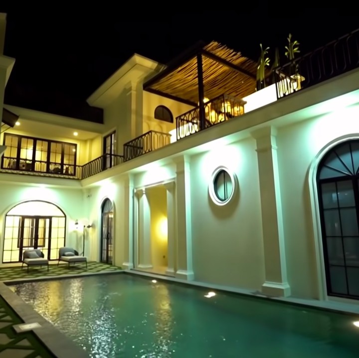 <p>Unruk kolam renang, Shireen mengatakan dirinya ingin kolam renang di rumahnya memiliki gaya Amerika. Gaya ini lantas membuat kolam renang jauh lebih asri dan hangat. (Foto: YouTube The Sungkars)</p>