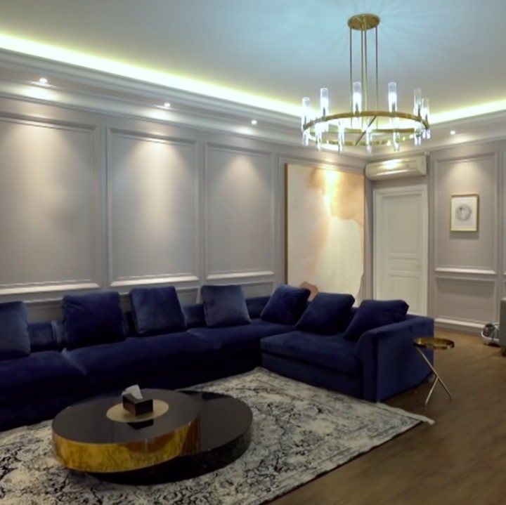 <p>Untuk ruang keluarga, Shireen menggunakan sofa warna biru nih, Bunda. Tak hanya itu, warna dindingnya pun sangat unik yakni lilac keabu-abuan. (Foto: YouTube The Sungkars)</p>