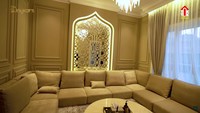 <p>Shireen ingin ruang tamunya terlihat seperti ruang tamu di rumah ala Timur Tengah. Ruangan pun disulap dengan sofa rendang dan panel yang indah. (Foto: YouTube The Sungkars)</p>
