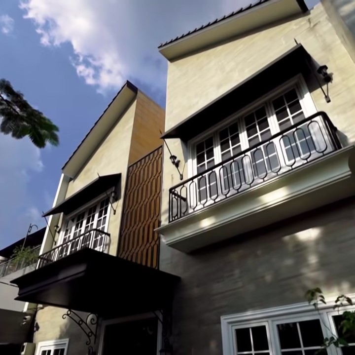 <p>Pasangan Shireen Sungkar dan Teuku Wisnu akhirnya bisa menempati rumah yang sudah mereka renovasi sejak lama, Bunda. Shireen pun meminta bantuan sang kakak ipar, Irwansyah, untuk merenovasi rumahnya ini. (Foto: YouTube The Sungkars)</p>