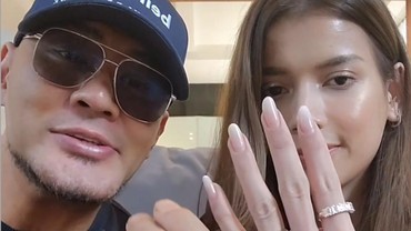 Hilangkan Cincin Nikah dengan Trik Sulap, Deddy Corbuzier Diledek Sang Istri