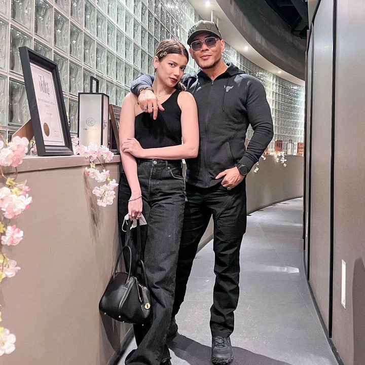 <p>Selama di Singapura, Sabrina dan Deddy kerap mengenakan pakaian senada, nih. Misalnya saja pakaian serba hitam ini. (Foto: Instagram: @sabrinachairunnisa_)</p>