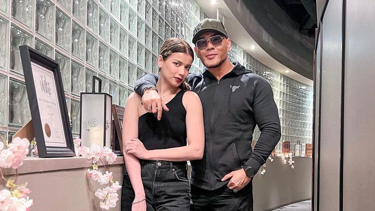 Potret Sabrina dan Deddy Corbuzier Setelah Menikah Potret Sabrina dan Deddy Corbuzier Setelah Menikah