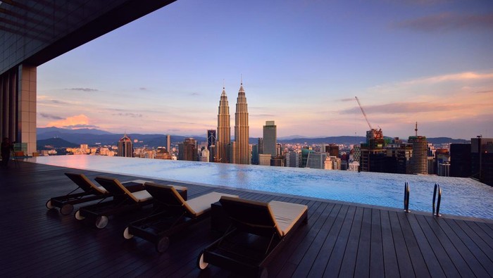 7 Rekomendasi Staycation di Hotel dengan Infinity Pool Keren di Jakarta