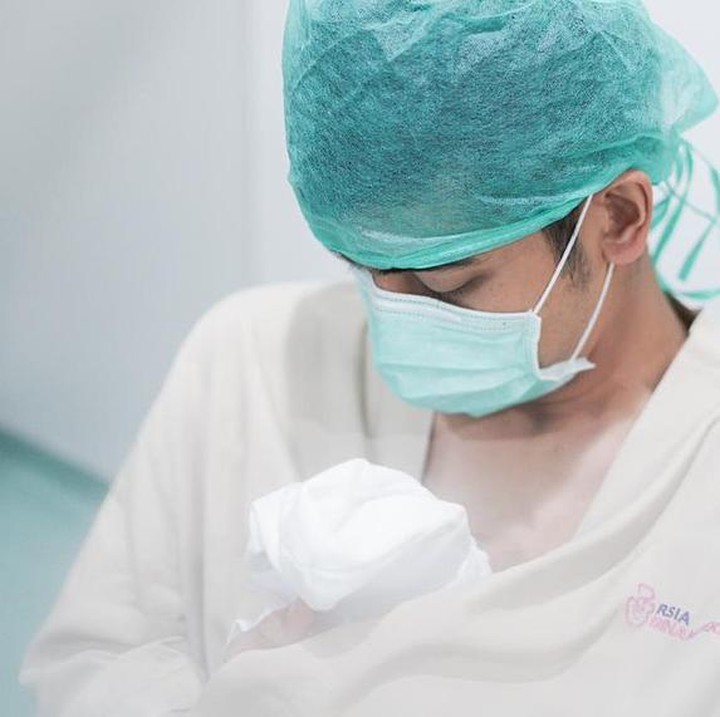 <p>Sesaat setelah persalinan, Teuku Ryan tampak menggendong sang buah hati. Ia melakukan <em>skin to skin </em>ke putri pertamanya itu. (Foto: Instagram @okisetianadewi)</p>