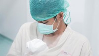 <p>Sesaat setelah persalinan, Teuku Ryan tampak menggendong sang buah hati. Ia melakukan <em>skin to skin </em>ke putri pertamanya itu. (Foto: Instagram @okisetianadewi)</p>