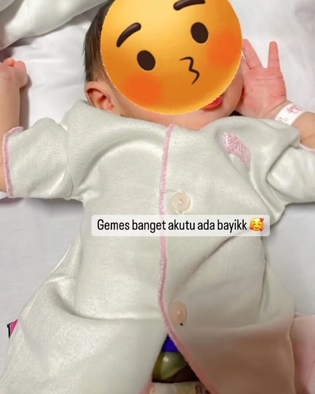 Ria Ricis Melahirkan