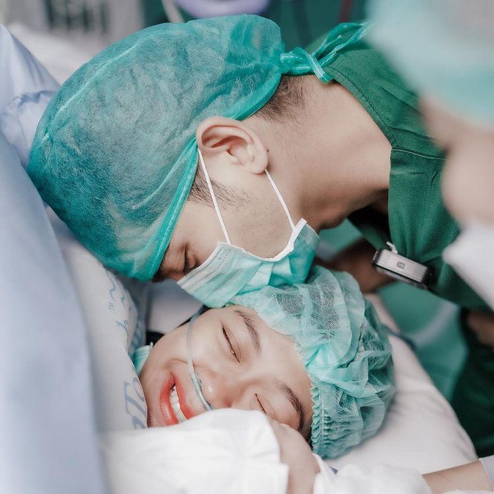 <p>Proses persalinan Ricis dipenuhi momen haru karena dia didampingi sang suami. Ricis terlihat meneteskan air mata saat pertama kali melihat wajah sang putri. (Foto: Instagram @teukuryantr)</p>