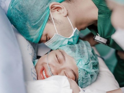 5 Potret Haru Ria Ricis Melahirkan Anak Pertama, Tak Ditemani Ibunda & Oki Setiana Dewi