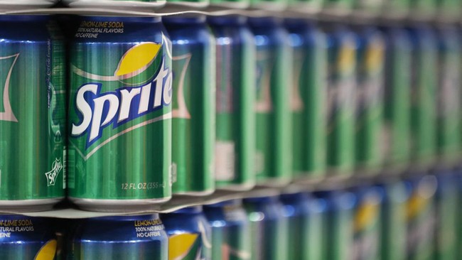 Minuman soda Sprite memutuskan pensiun dari botol plastik hijau khas yang mereka gunakan selama lebih dari 60 tahun.
