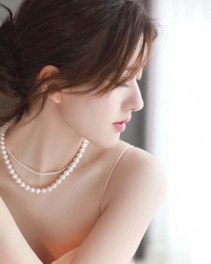 Terbaru, Zhao Lusi membintangi drama Who Rules the World (2022) dan beradu akting dengan aktor populer Yang Yang. Chemistry keduanya di drama tersebut sangat kuat hingga digosipkan pacaran lho, Beauties./ Foto: Instagram.com/zhaolusidaily