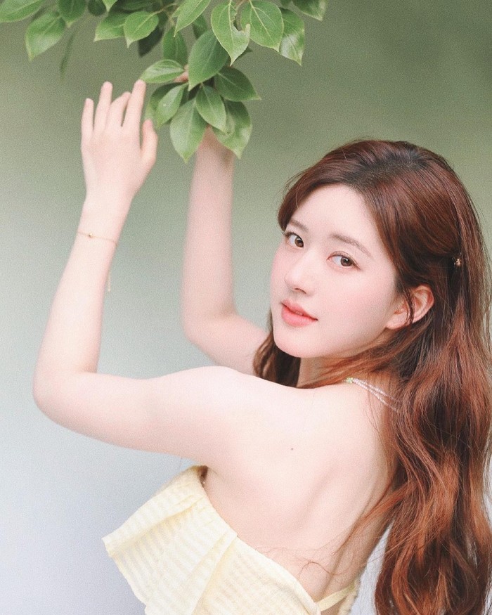 Terlihat imut, Zhao Lusi ternyata kelahiran 09 November 1998 yang artinya sudah berusia 23 tahun. Tak hanya menggemari akting, Zhao Lusi juga memiliki minat belajar desain fashion dan telah lulus dari Mingdao University./ Foto: Instagram.com/zhaolusidaily