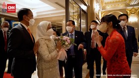 VIDEO: Momen Dita Karang Beri Buket Mawar Sambut Jokowi di Korsel