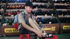 FOTO: Sandal Karet Vietnam dari Ban Bekas Perang Dunia