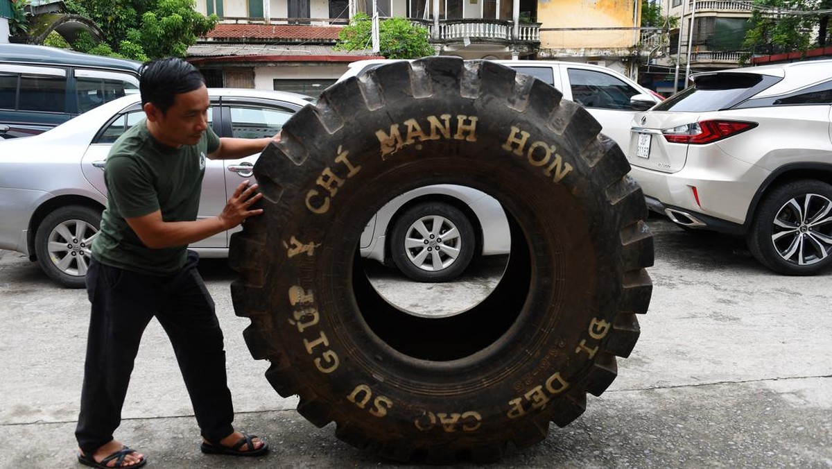 FOTO: Sandal Karet Vietnam dari Ban Bekas Perang Dunia