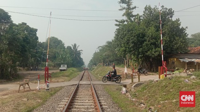 Jalur perlintasan kereta api di petak antara Stasiun Sumberpucung - Pohgajih, Kabupaten Malang, Jawa Timur tutup akibat diterjang longsor pada Selasa (18/10).