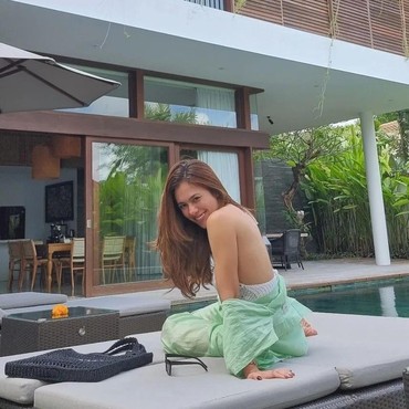 Wulan Guritno Pose Seksi Pamer Bra, para Pria Brondong Minta Ampun