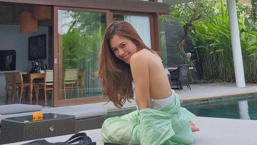 Wulan Guritno Pose Seksi Pamer Bra, para Pria Brondong Minta Ampun