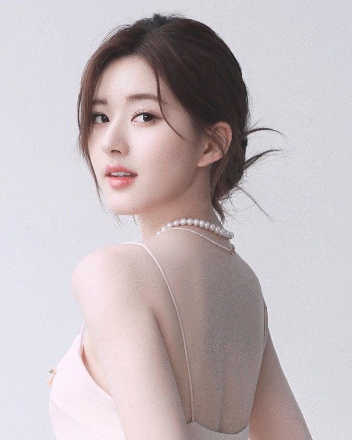 Zhao Lusi yang juga dikenal dengan sebutan Rosy Zhao adalah aktris dan penyanyi kenamaan asal China. Memiliki paras yang cantik, Zhao Lusi sudah berkiprah di dunia hiburan China sejak tahun 2017./ Foto: Instagram.com/zhaolusidaily