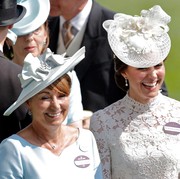 Intip Deretan Momen Pakaian Kembar Antara Kate Middleton dengan sang Ibu, Carole Middleton